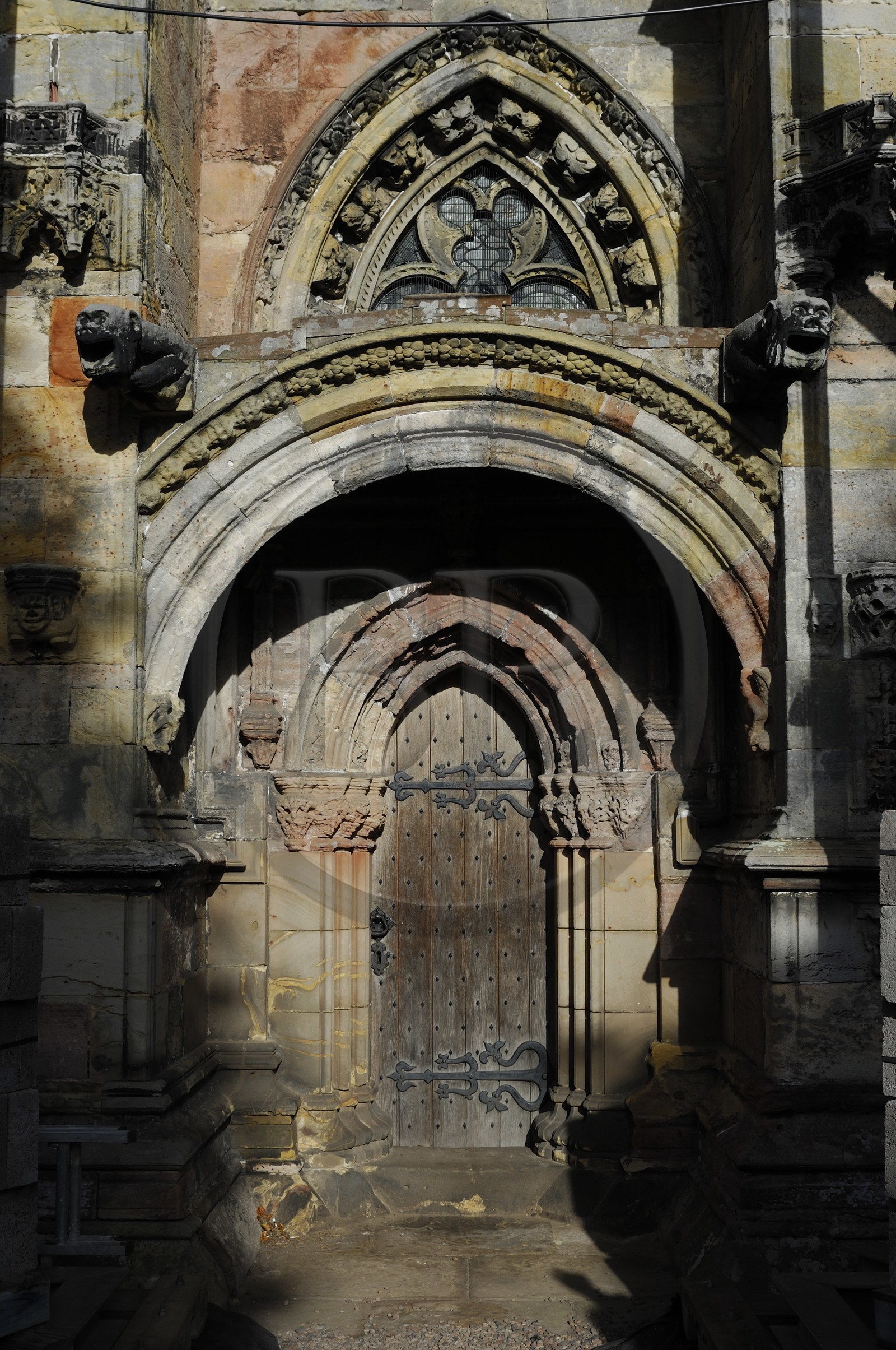 Royaume-Uni, Ecosse, Midlothian, Roslin, la Chapelle Rosslyn, porte latérale