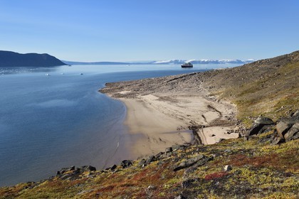 Groenland, cote Nord-Ouest, Smith sound au nord de la baie de Baffin, Robertson fjord à Siorapaluk qui est le village le plus septentrional du Groenland, le bateau de croisière MS Fram de la compagnie Hurtigruten au mouillage en arrière plan