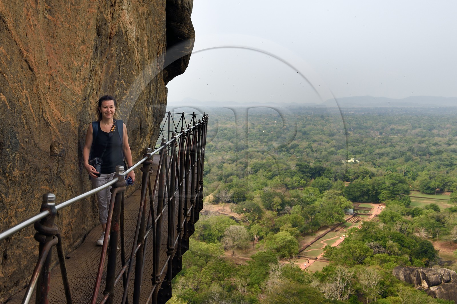 Sri Lanka, province centrale, district de Matale, Sigiriya, ville ancienne de Sigiriya classée patrimoine mondial de l'UNESCO, l'ancien palais forteresse du Rocher du Lion, passerelle accrochée à la falaise du rocher