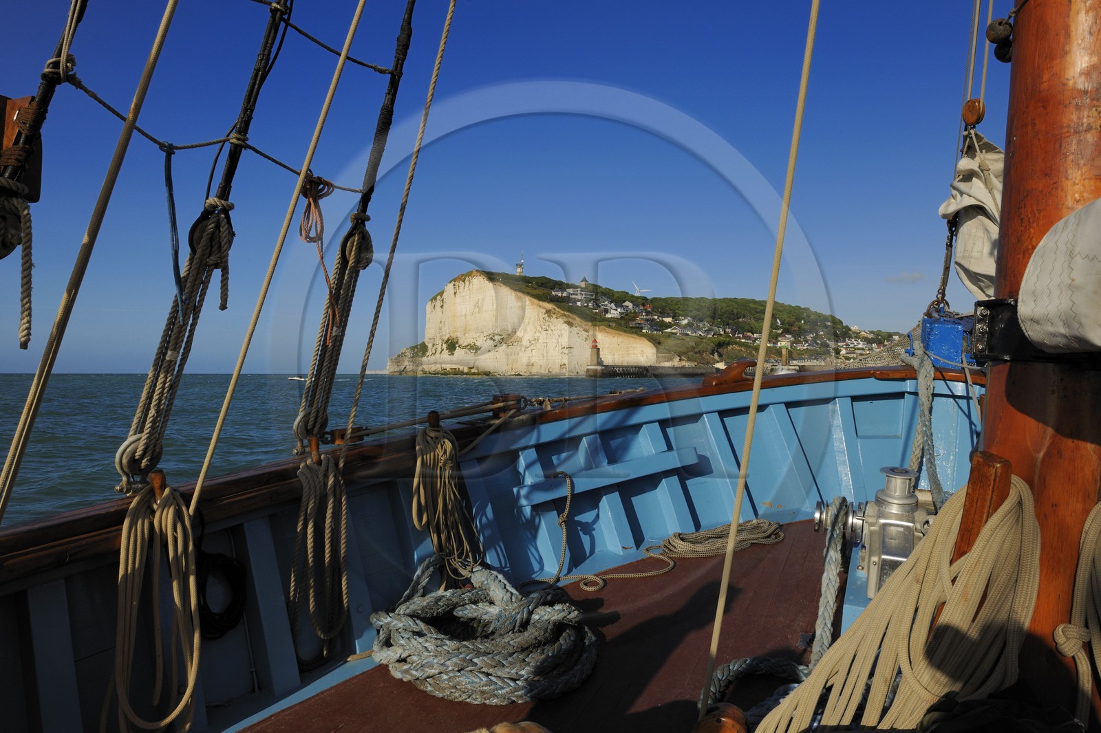 France, Seine-Maritime (76), Pays de Caux, Côte d'Albâtre, sortie en mer à bord du vieux gréement la Tante Fine au large des falaises de Fécamp