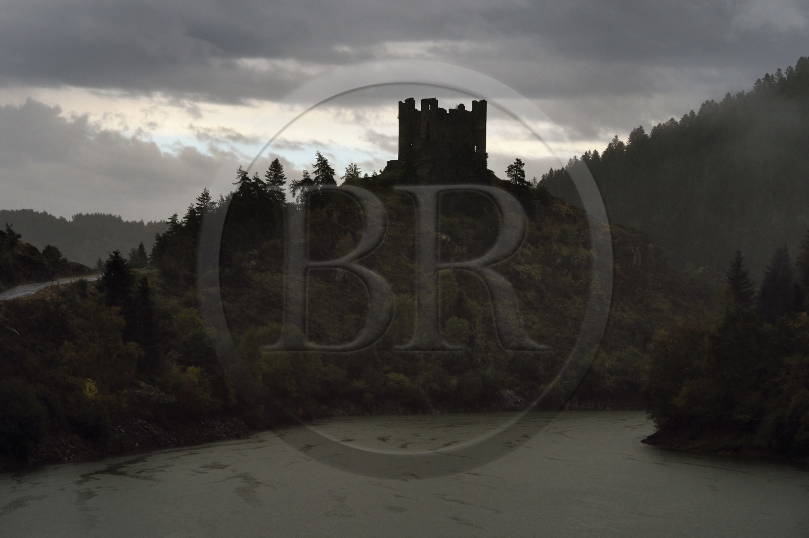 France, Cantal (15), Gorges de la Truyère, Alleuze, ruines féodales perchées du château fort d'Alleuze du XIIIe siècle reconstruit en 1405