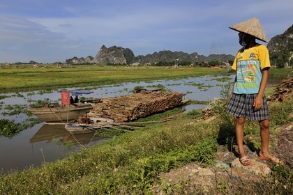 Vietnam, province de Ninh Binh, péniche progressant dans un canal
