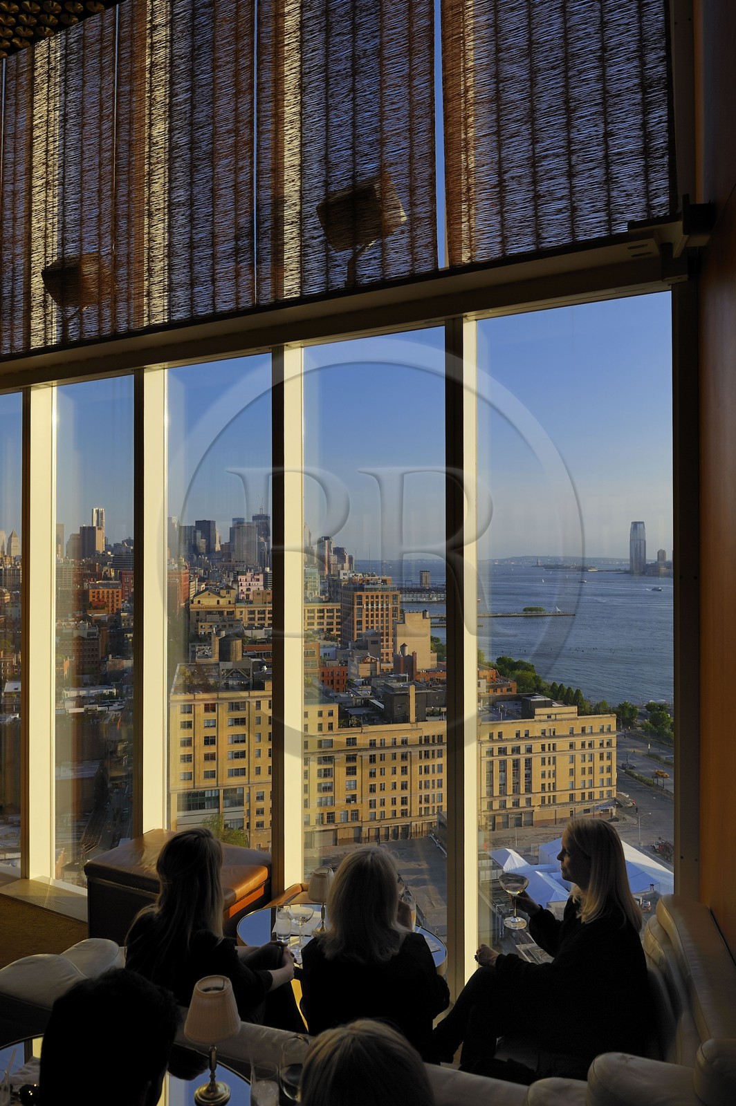 Etats-Unis, New York, Manhattan, Meatpacking district, champagne au bar du Standart Hotel qui surplombe la High Line, vue sur Downtown, Hudson river et New Jersey