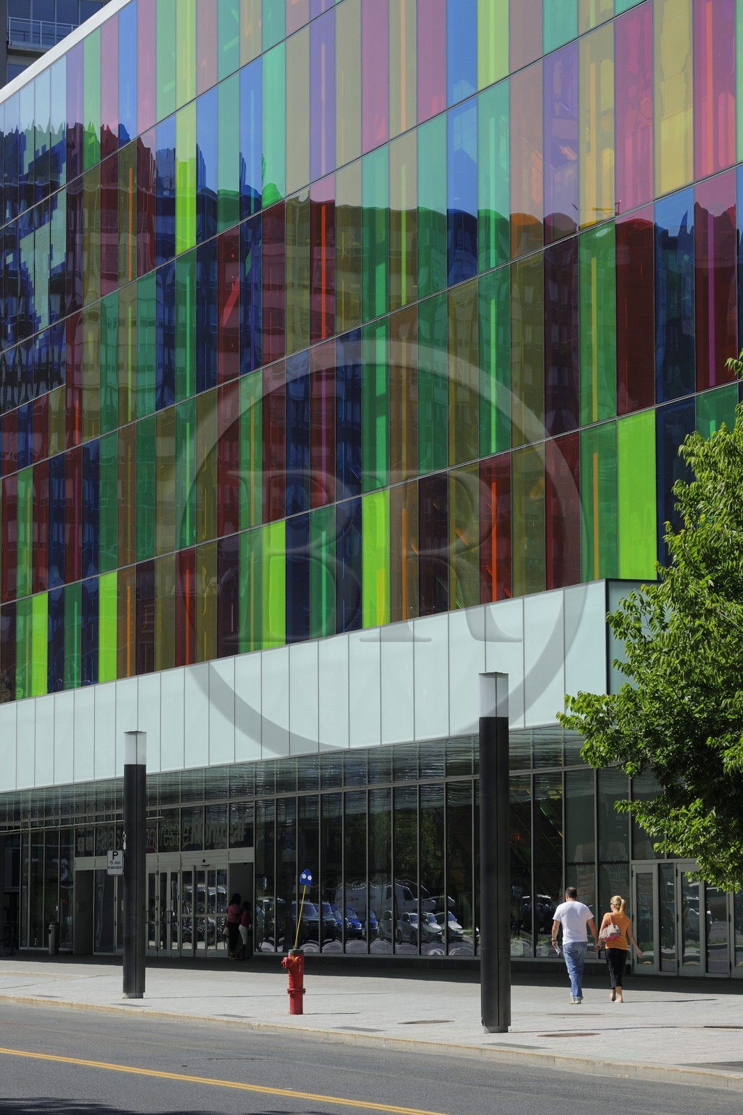 Canada, province de Québec, Montréal, le quartier International, le Palais des Congrès et ses façades multicolores