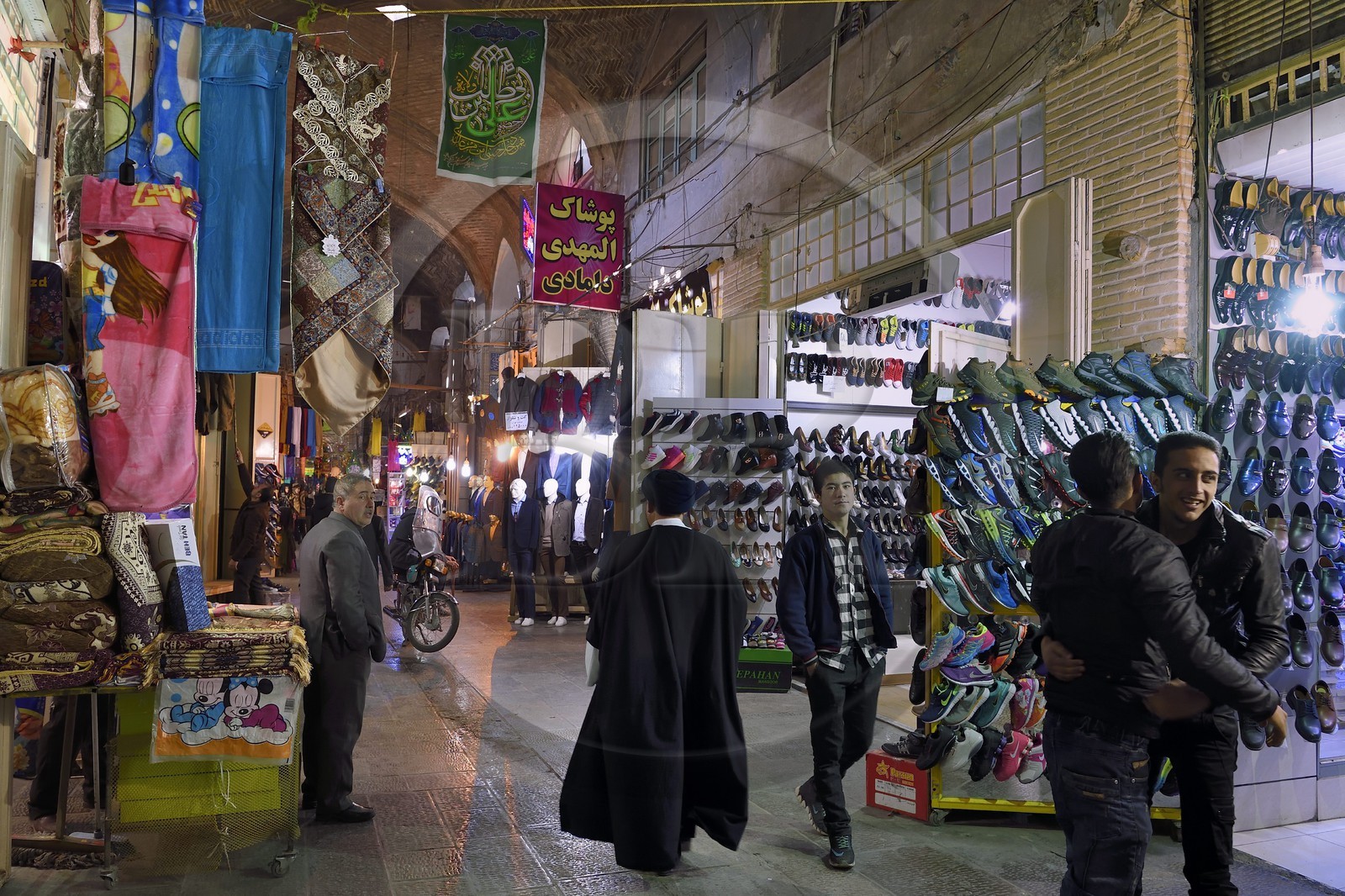 Iran, province d'Ispahan, Ispahan, Bazar-e Bozorg (Grand Bazar), immense bazar couvert qui remonte à près de 1300 ans, boutique de chaussures
