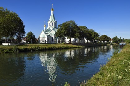 France, Bas-Rhin (67), Strasbourg, Quartier des Quinze, l’église orthodoxe de Tous-les-Saints au bord du canal de la Marne au Rhin