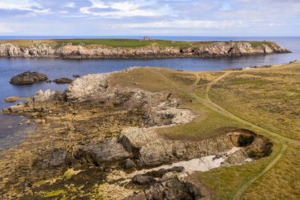 France, Finistère (29), Mer d'Iroise, Ile d'Ouessant, l’Ile Keller séparée de la cote Nord par le chenal nommé Penn ar Ru Meur où sévit un fort courant marin (vue aérienne)