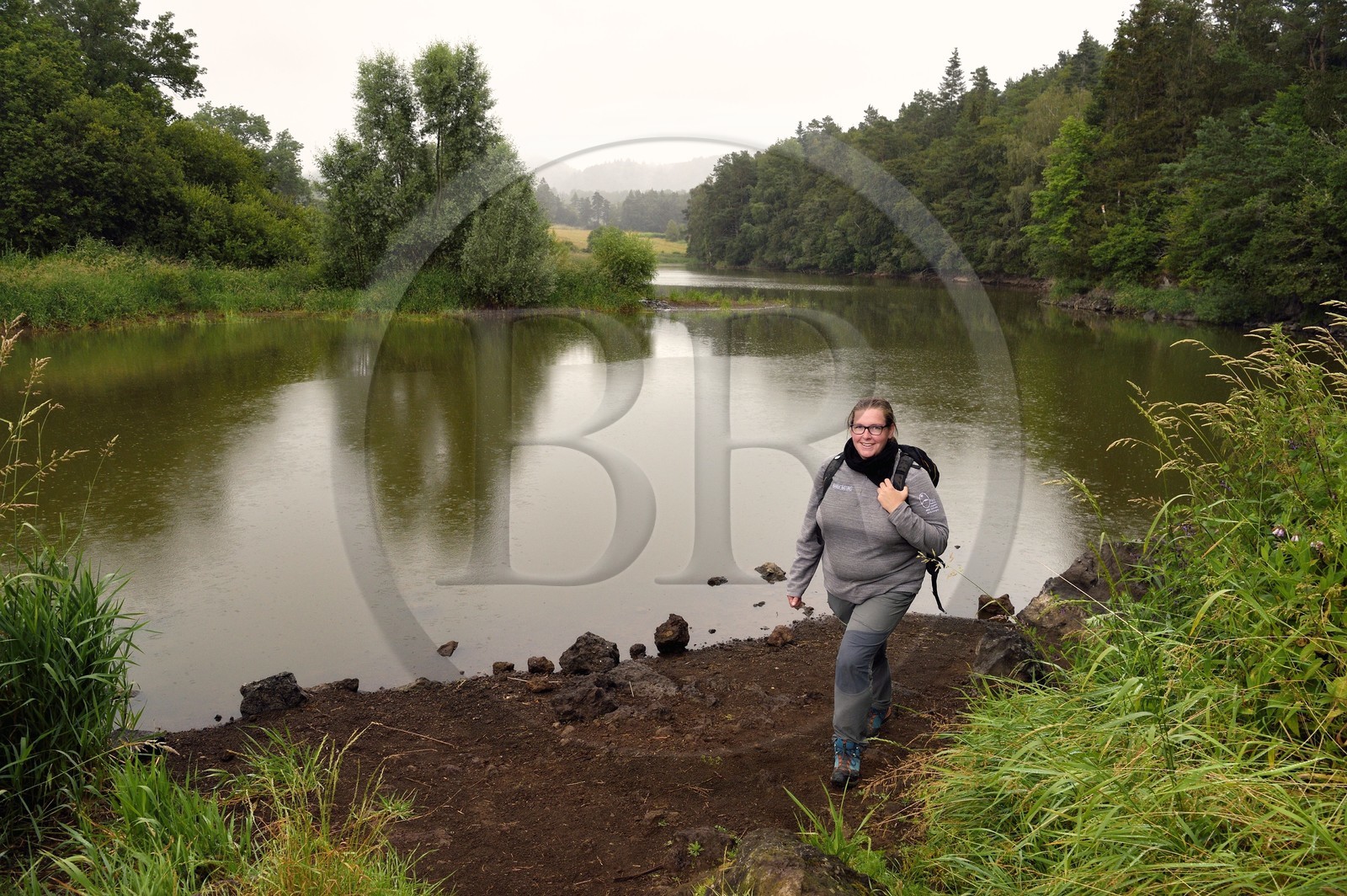 France, Puy-de-Dôme (63), Aydat, vers l'étang du Chateau de Montlosier, Catline Lajoie garde nature au Parc naturel régional des Volcans d'Auvergne