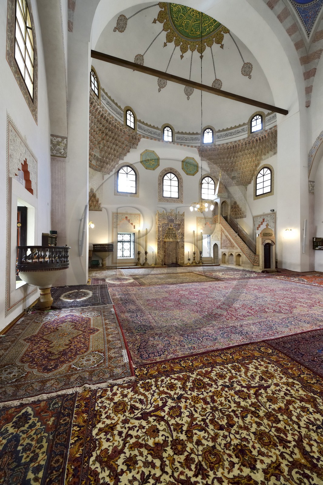 Bosnie-Herzégovine, Sarajevo, quartier de Bascarsija dans la vieille ville, la Mosquée de Gazi Husrev-beg (Gazi Husrevbegova dzamija en bosniaque), le mihrab (niche) et minbar (escaliers)