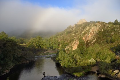 France, Haute-Loire (43), vallée de la Loire, Goudet, ruines du chateau de Beaufort qui surplombent la Loire