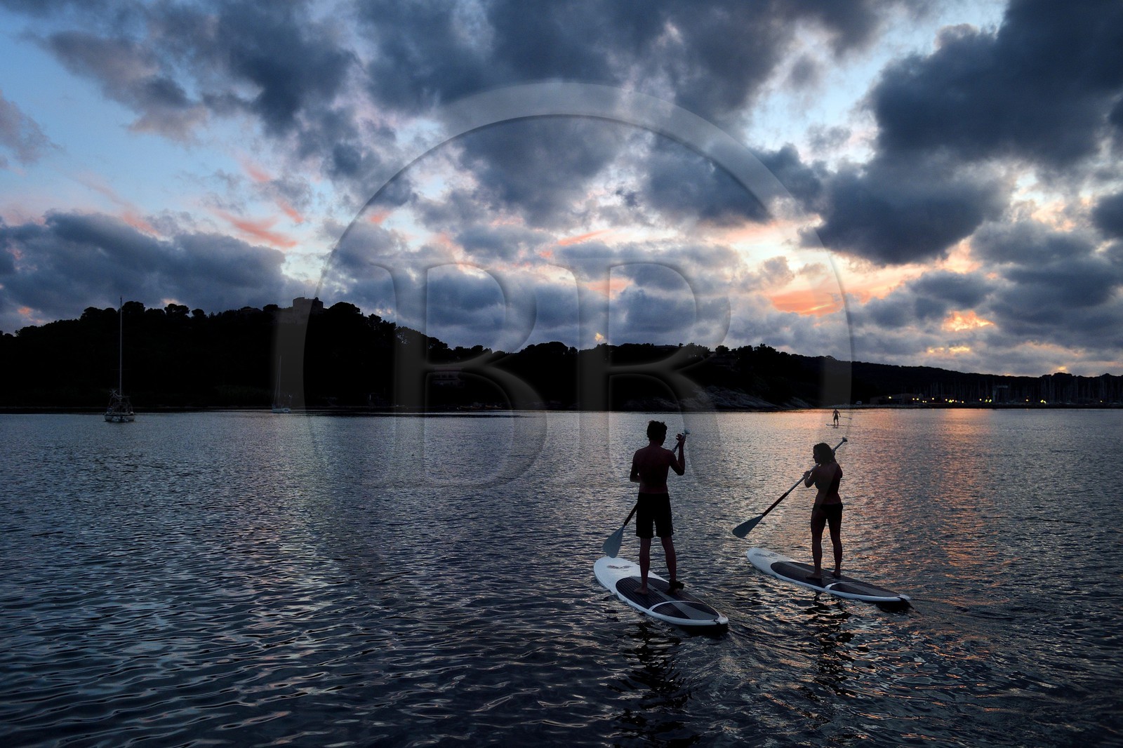 France, Var (83), Iles d'Hyères, parc national de Port Cros, Ile de Porquerolles, stand-up paddle au large de la plage de la Courtade guidés par Alexandre Bernd