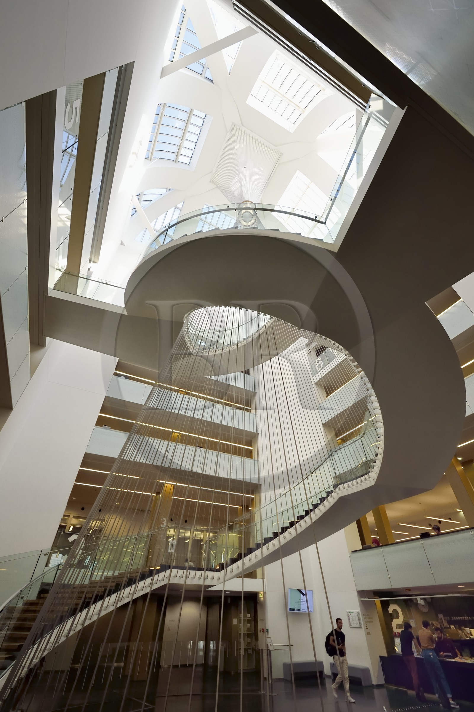 France, Bas-Rhin (67), Strasbourg, Neustadt quartier allemand classé au Patrimoine Mondial de l'UNESCO, place de la Liberté, bibliothèque nationale et universitaire (BNU), escalier monumental par architecte ANMA-Agence Nicolas Michelin et associés