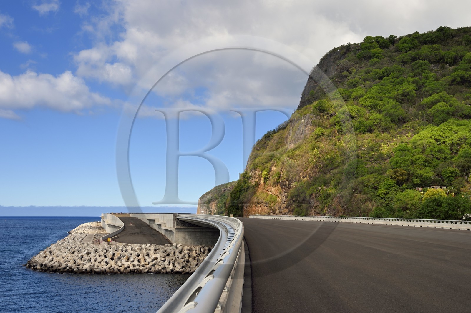 France, Ile de la Reunion, la Grande Chaloupe à La Possession, la Nouvelle Route du Littoral (NRL), fin du viaduc maritime long de 5,4 km entre la capitale Saint-Denis et la Grande Chaloupe