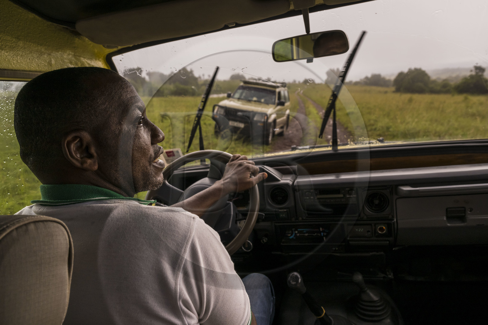 Rwanda, Parc national de l'Akagera, safari en 4x4 sur une piste sous la pluie Rwanda, Akagera National Park, four-wheel drive safari on a track in the rain