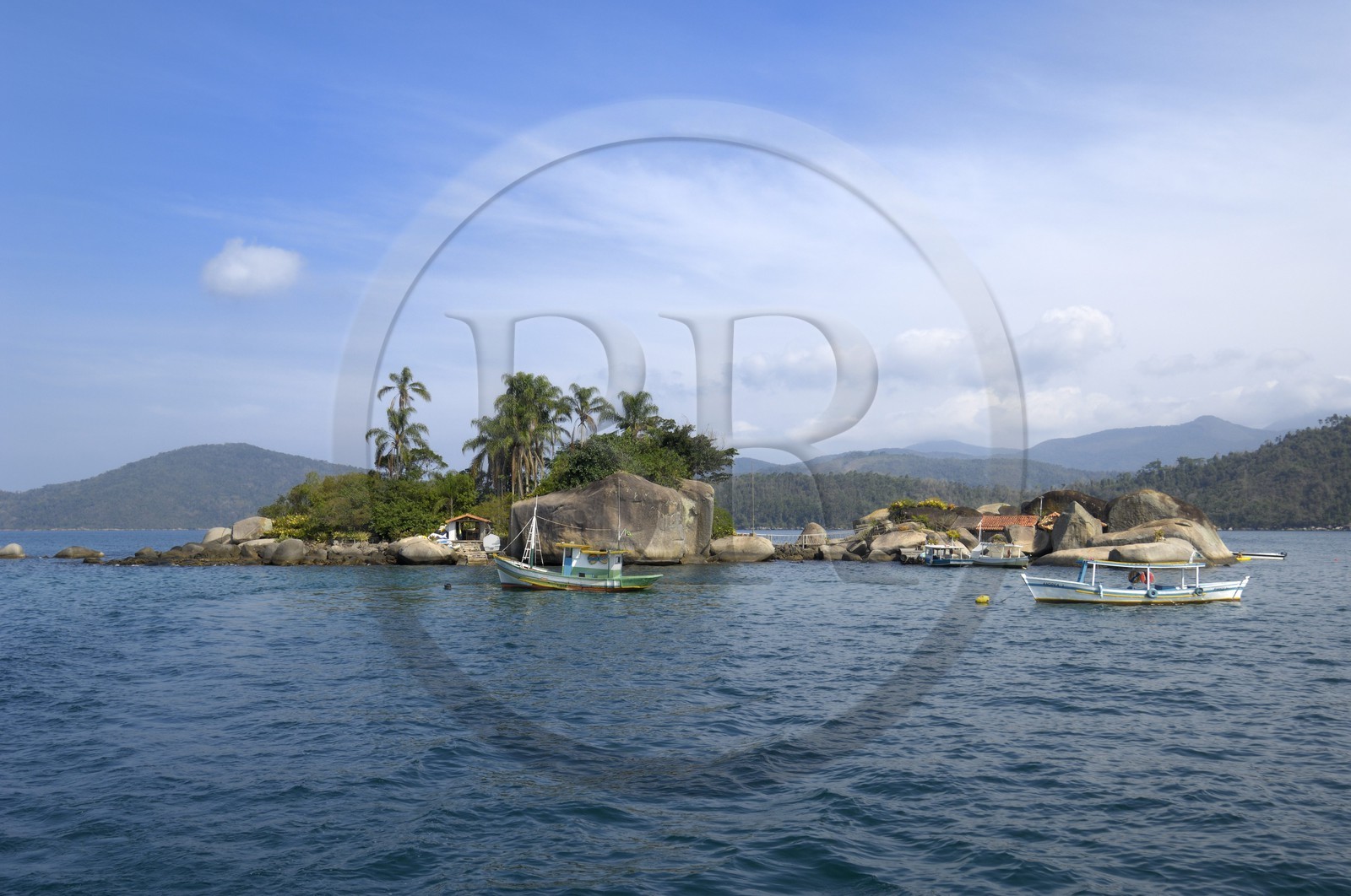 Brésil, Etat de Rio de Janeiro, Paraty, Ile Catimbau, la famille de Maria Irène Campers vit sur l'Ile et tient le petit restaurant de poisson Eh-Laho