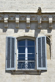 France, Bouches-du-Rhône (13), Arles, Fondation Vincent Van Gogh (Mention Obligatoire) du côté de la rue de la Liberté, centre d’art contemporain qui a investi un hôtel du XVe siècle, resurgence d'une fenêtre gothique