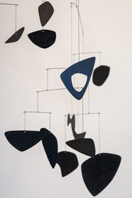 France, Yonne (89), parc naturel régional du Morvan, Vézelay, classé au Patrimoine Mondial de l'UNESCO, labellisé Les Plus Beaux Villages de France, Le musée Zervos - Maison Romain-Rolland, mobile Harmonie des Sphères (1945) de Alexandre Calder