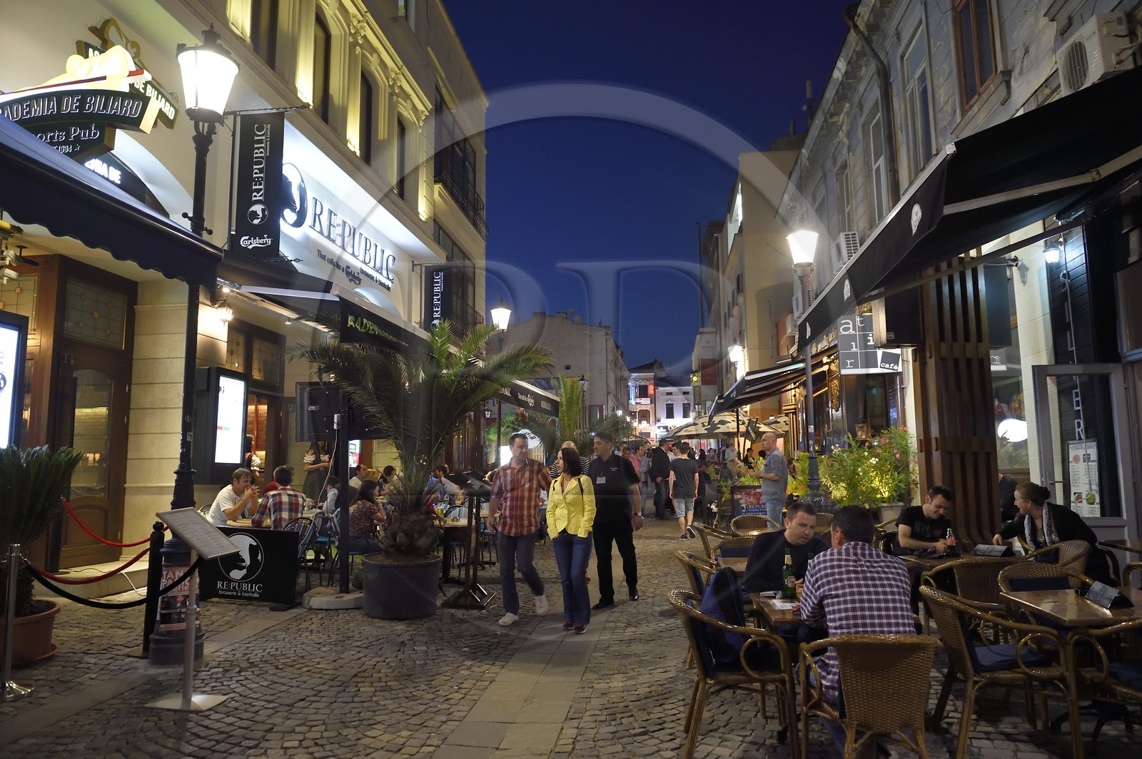Roumanie, Bucharest, la vie nocturne dans le centre historique, rue Selari