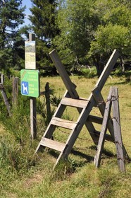 France, Puy-de-Dôme (63), Parc Naturel Régional des Volcans d'Auvergne, Chaine des Puys classée Patrimoine Mondial de l’UNESCO, passage canadien de franchissement des clotures par les piétons