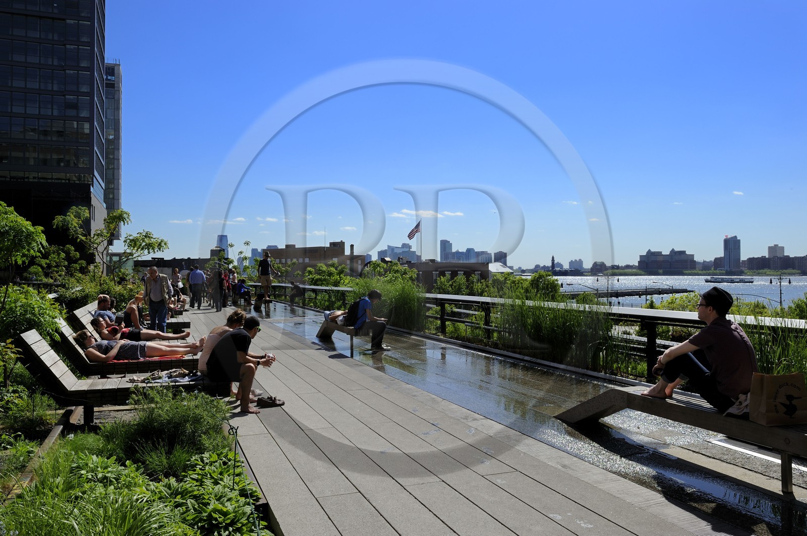 Etats-Unis, New York, Manhattan, Meatpacking district (Gansevoort Market), le High Line Park est une ancienne voie-ferrée aérienne partiellement réhabilitée en parc urbain suspendu, personnes se reposant sur des chaises longues avec vue sur la Hudson River