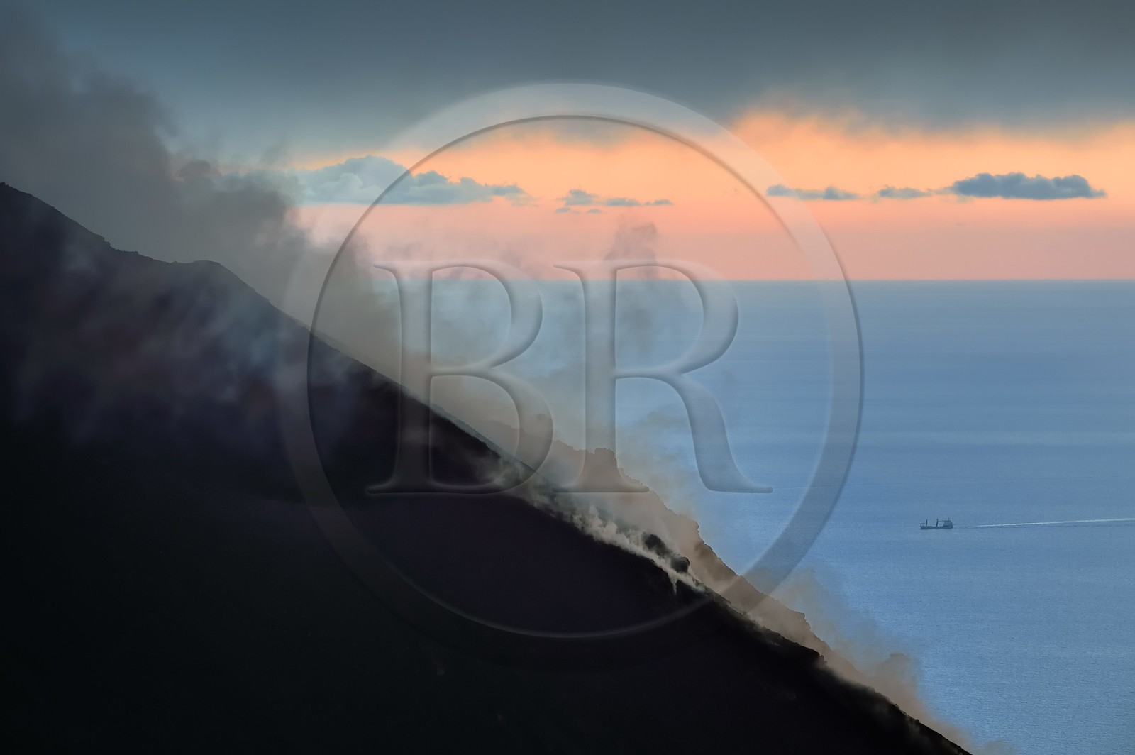 Italie, Sicile, iles Eoliennes, classées Patrimoine Mondial de l'UNESCO, ile de Stromboli, fumerolles d'une éruption sur les pentes du volcan actif au coucher de soleil