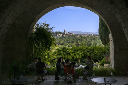 France (30), Gard, Villeneuve-lès-Avignon, les jardins de l'ancienne abbaye bénédictine de Saint André et le Palais des Papes à Avignon classé Patrimoine mondial de l'UNESCO en arrière plan