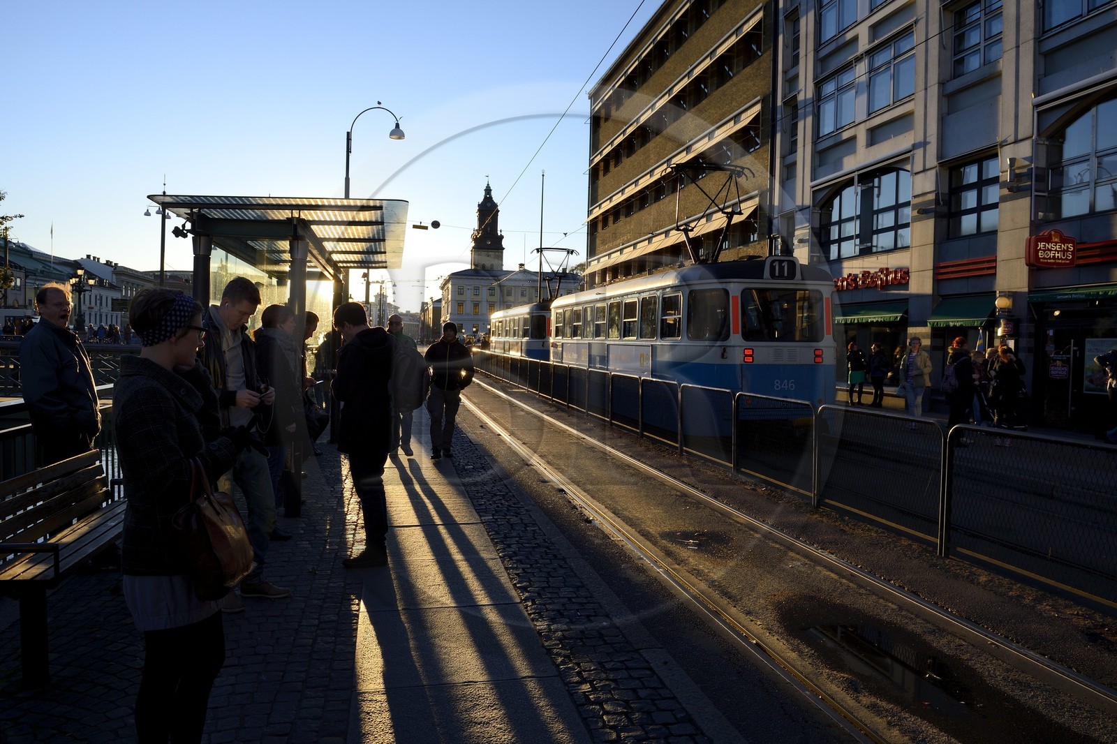 Suède, Västra Götaland, Göteborg (Gothenburg), le tramway sur Hamngatan, la place  Gustav Adolfs en arrière plan
