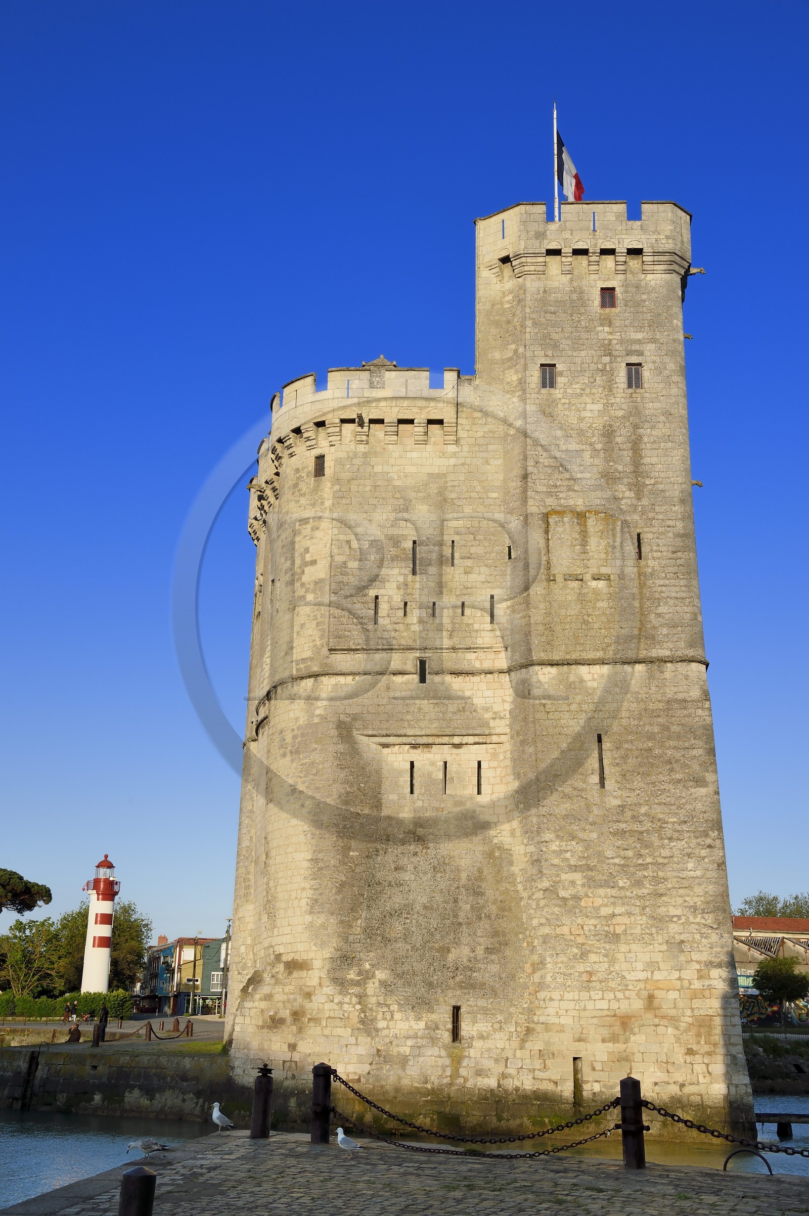 France, Charente-Maritime (17), La Rochelle, la Tour Saint-Nicolas protège l'entrée du Vieux Port