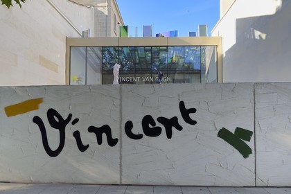 France, Bouches-du-Rhône (13), Arles, Fondation Vincent Van Gogh (Mention Obligatoire), centre d’art contemporain qui a investi un hôtel du XVe siècle, portail d'entrée de la fondation, oeuvre de Bertrand Lavier affichant la signature de Vincent Van Gogh