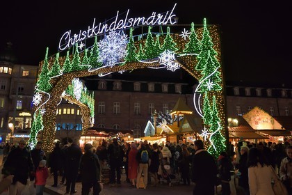 France, Bas-Rhin (67), Strasbourg, vieille ville classée Patrimoine Mondial de l'UNESCO, marché de Noël (Christkindelsmarik) de la place Broglie