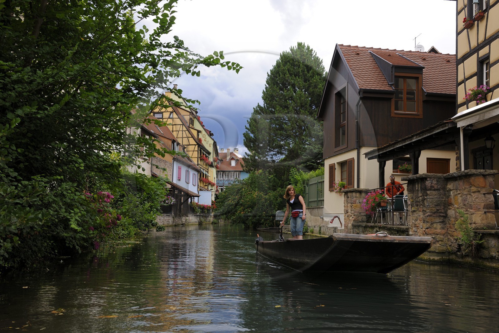 France, Haut-Rhin (68), Colmar, la petite Venise, quartier de la Krutenau arrosé par la rivière Lauch, barque à fond plat