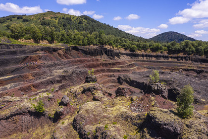 France, Puy-de-Dôme (63), Parc Naturel Régional des Volcans d'Auvergne, Chaine des Puys classée Patrimoine Mondial de l'UNESCO, Saint-Ours-les-Roches, volcan Lemptégy, ancienne carrière de pouzzolane devenue site pédagogique ouvert au public, le Puy Chopine à gauche et le Puy Chaumont à droite en arrière plan (vue aérienne)
