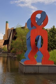 Allemagne, Berlin, Berlin-Mitte, Postdamer Platz, sculpture de Keith Haring datant de 1987 devant l'hôtel Grand Hyatt
