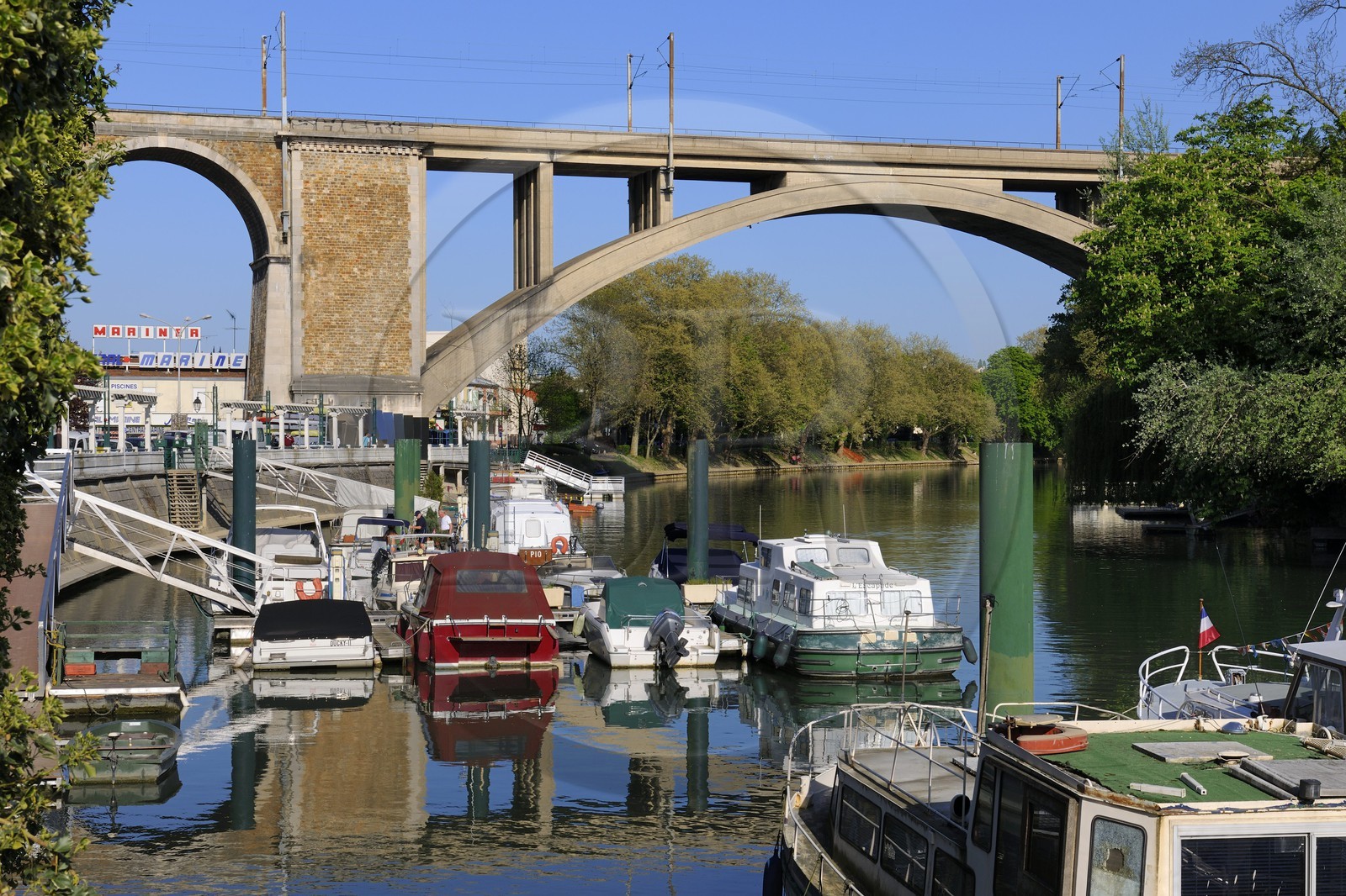 France, Val-de-Marne (94), les bords de Marne, le port de plaisance de Nogent-sur-Marne et le viaduc du pont de Mulhouse