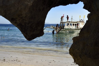 Philippines, Calamian Islands dans le nord de Palawan, Coron Island Natural Biotic Area, Banul Beach, embarquement sur une pirogue à balancier