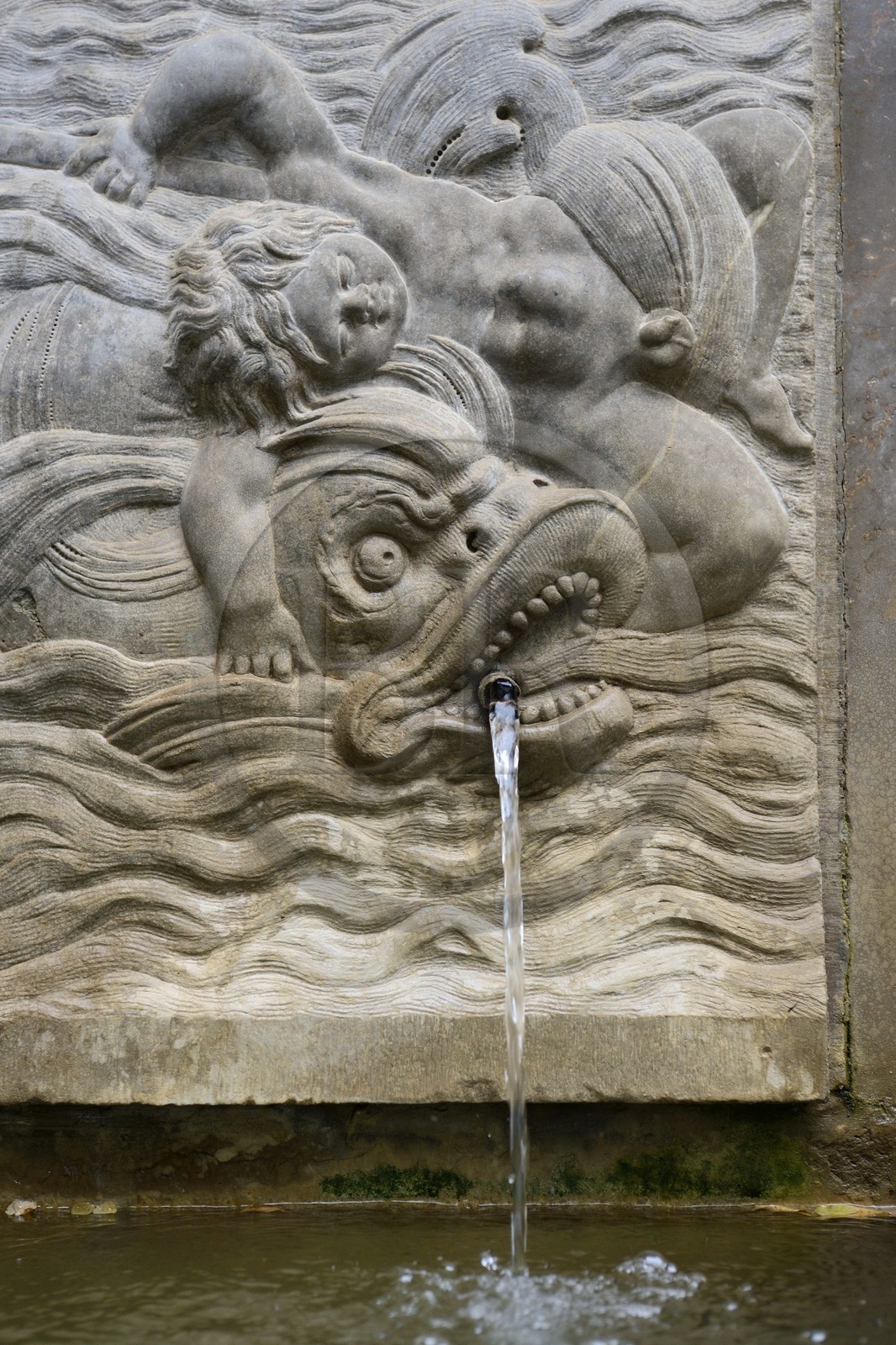 Espagne, Andalousie, Grenade, l'Alhambra, classé Patrimoine Mondial de l'UNESCO, l'Alcazaba, fontaine dans les Jardins des Chemins de Ronde (Jardines de los Adarves)
