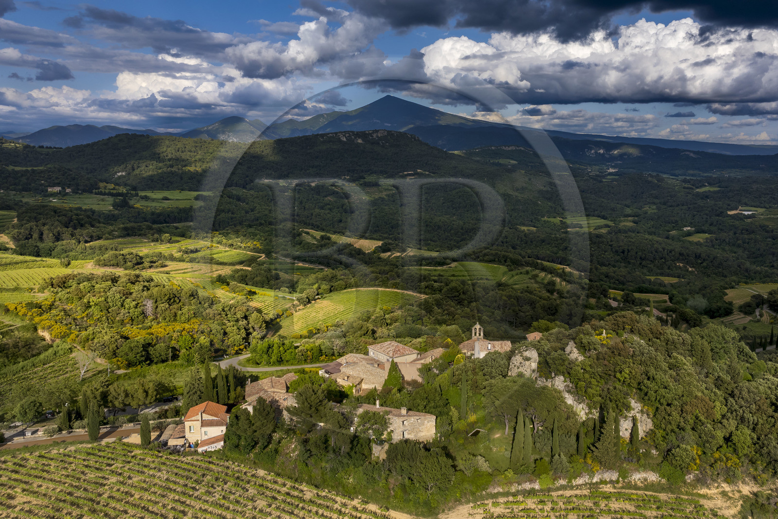 France, Vaucluse (84), Dentelles de Montmirail, le village de Suzette entouré par le vignoble et le Mont Ventoux en arrière plan (vue aérienne)