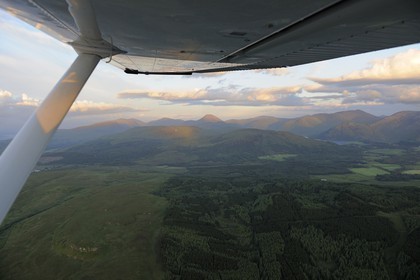 Royaume-Uni, Ecosse, Highland, Hébrides intérieures, Ile de Mull, survol en Cesna des montagnes du sud de l'île au soleil couchant (vue aérienne)