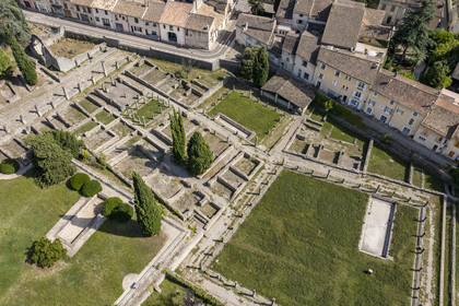 France, Vaucluse (84), Vaison-la-Romaine, site archéologique de la Villasse au coeur de la ville (vue aérienne)