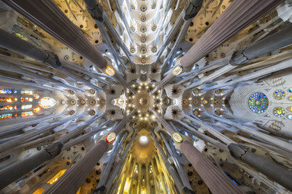 Espagne, Catalogne, Barcelone, quartier de l'Eixample, basilique de la Sagrada Familia de l'architecte du modernisme catalan Antoni Gaudi classée Patrimoine Mondial de l'UNESCO, vue panoramique de la voute à la croisée de la nef et du transept qui symbolise la Jérusalem céleste, l'abside est en bas, l'est à droite, l'ouest à gauche