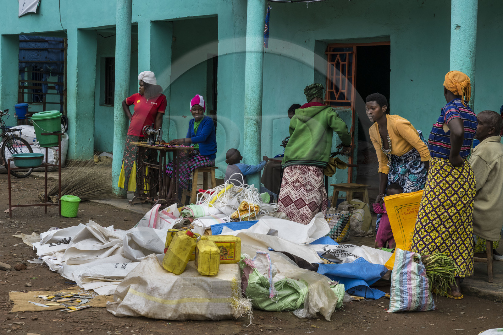 Rwanda, Province du Nord, District de Musanze (Ruhengeri), jour de marché à Muryabazira sur la Route Nationale 4 entre Kigali et Ruhengori, les couturières