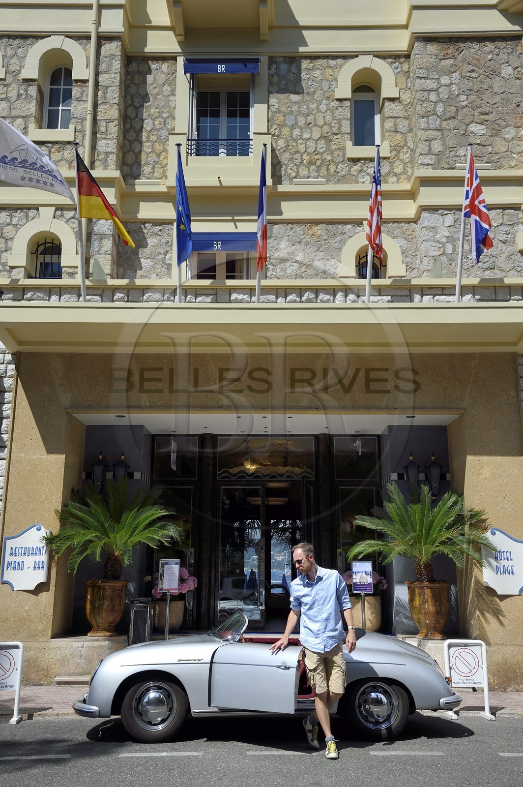 France, Alpes-Maritimes (06), Antibes,  Juan-les-Pins, Porsche Speedster 356 décapotable de collection devant l'hotel Belle Rives