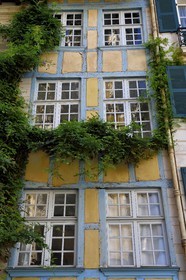 France, Pyrénées-Atlantiques (64), Pays-Basque, Bayonne, maison traditionnelle à pans de bois rue des Prébendes