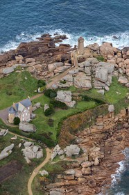 France, Côtes-d'Armor (22), Côte de Granit Rose, Perros-Guirec, Ploumanac'h, la pointe de Squewel et le phare de Mean Ruz (vue aérienne)