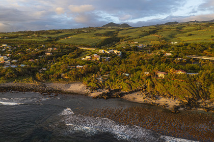 France, Ile de la Reunion, Petite-Ile sur la côte sud, plage, rochers et champs de cannes à sucre (vue aérienne)