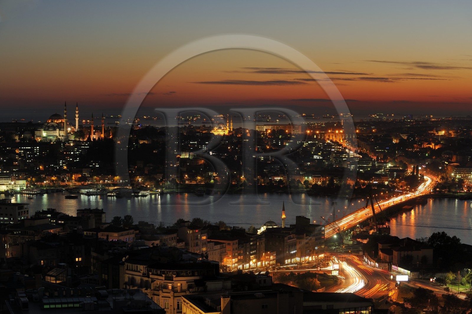 Turquie, Istanbul, le pont Atatürk, la mosquée Süleymaniye Camii et les cargos sur la mer Marmara
