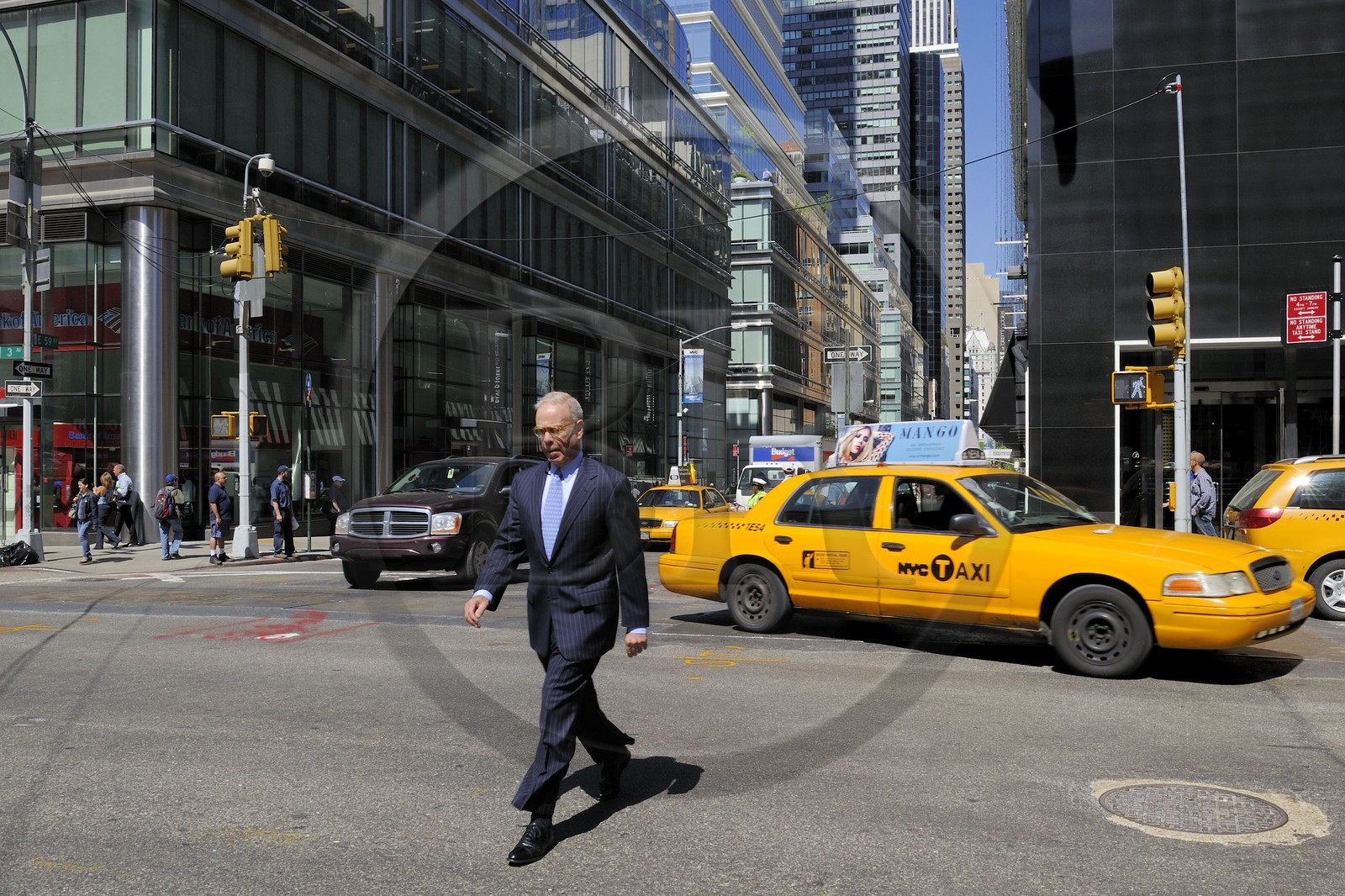 Etats-Unis, New York, Manhattan, Midtown, buisness man à l'intersection de la 3rd Avenue et 59th Streeet