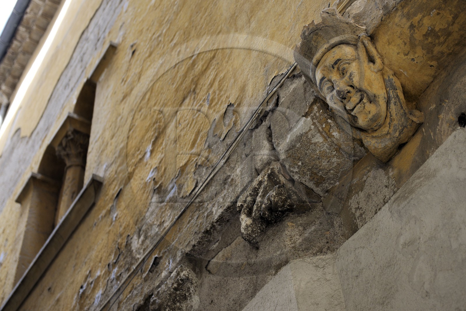 France, Hérault (34), Béziers, sculpture moyenageuse sur la façade d'une maison de la rue du Chapeau Rouge