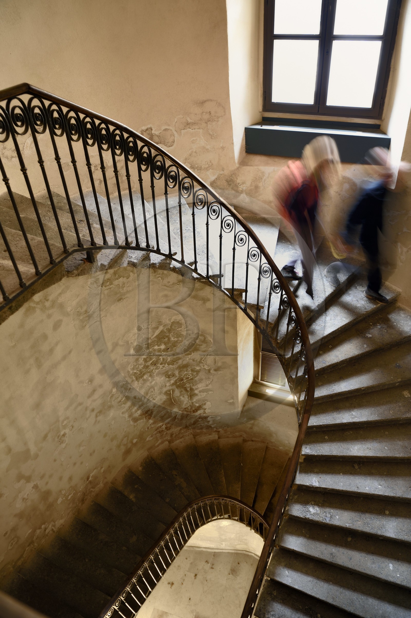 France, Haute-Loire (43), Le Puy-en-Velay, étape classée Patrimoine Mondial de l'UNESCO dans le cadre des chemins de Compostelle, l'Hôtel-Dieu, escalier du Fer à Cheval de l'Hôtel-Dieu (2014) de l'artiste Jean-Michel Othoniel