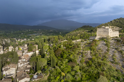 France, Vaucluse (84), Dentelles de Montmirail, Vaison-la-Romaine, la cité médiévale dominée par le chateau des Comtes de Toulouse construit au XIIe siècle (vue aérienne)